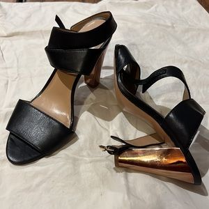 Beautiful black and gold heels - banana republic